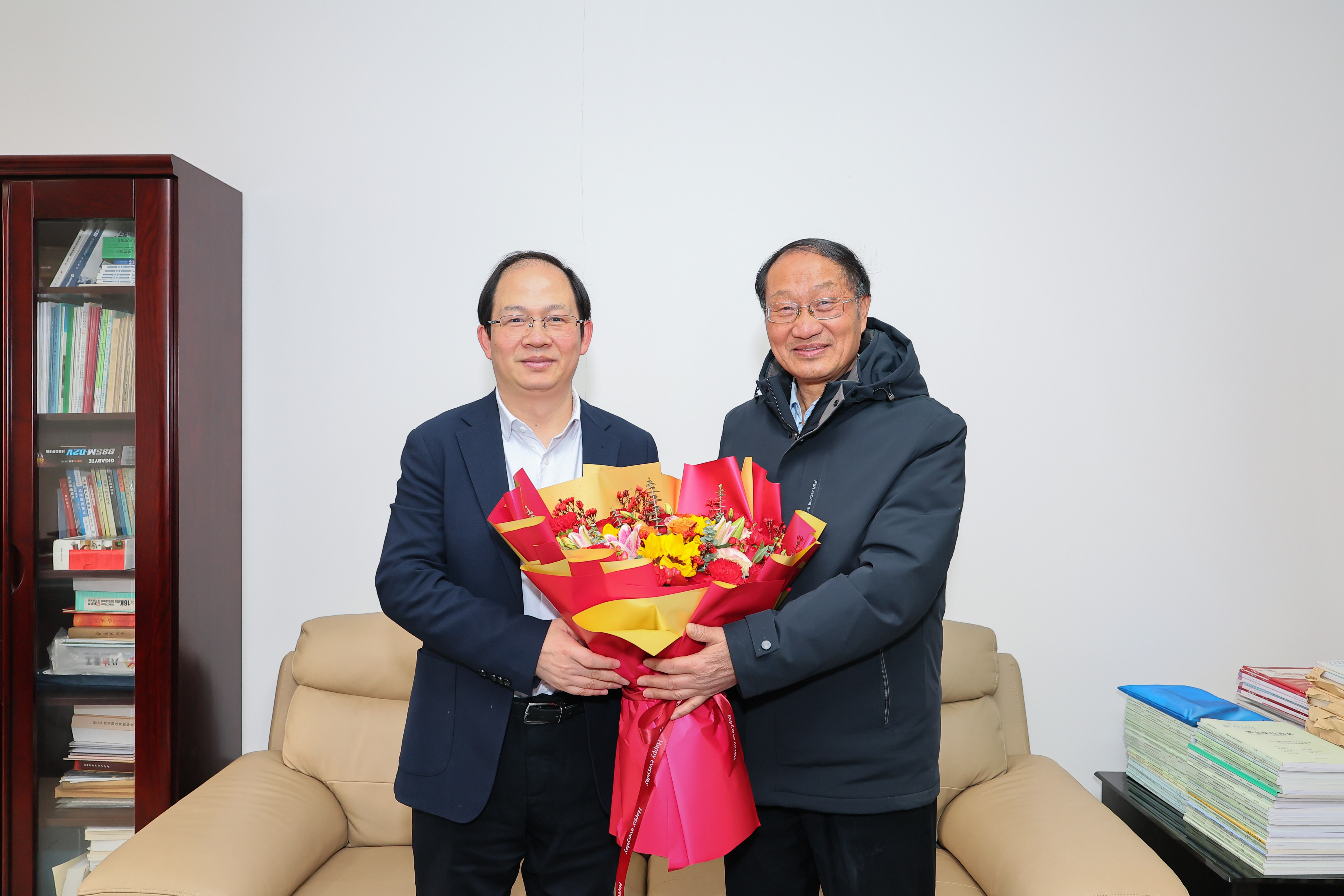 副校长 杨益新看望 原党委副书记、副校长 王润孝 (1).JPG undefined